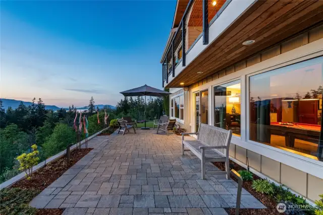 Custom patio by Kwatee Stam with Kenneth Philp Landscape Architect, PS