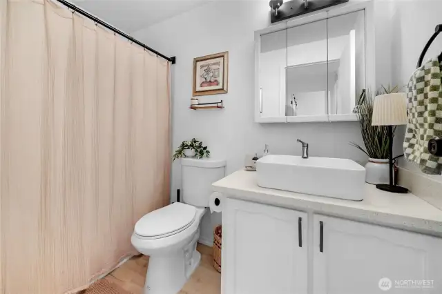 Updated full bathroom in hallway