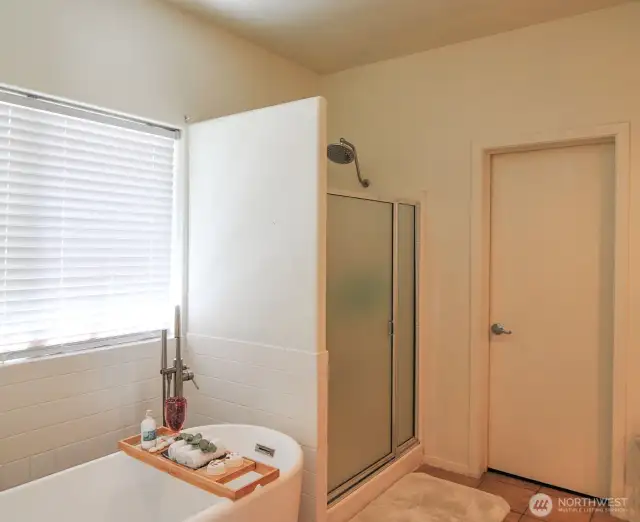 SOAKING TUB & SHOWER
