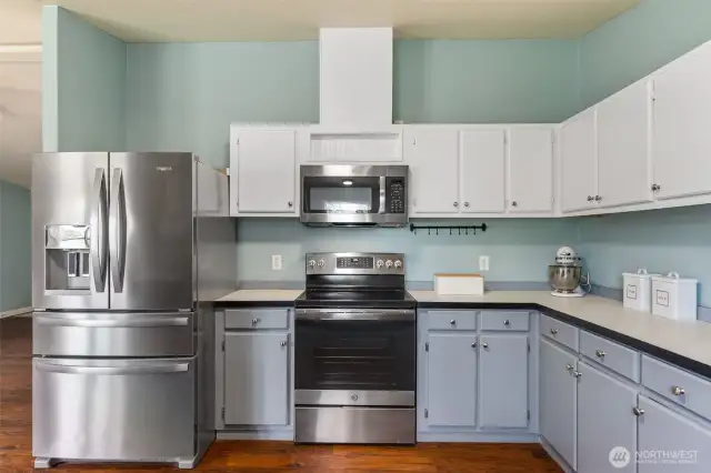 Beautiful stainless steel appliances.