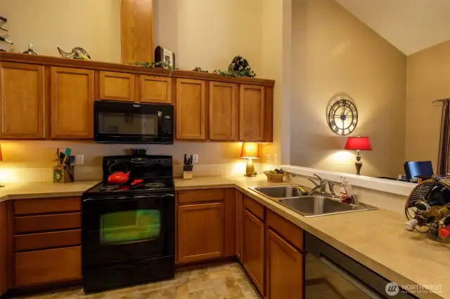 Kitchen, all appliances stay