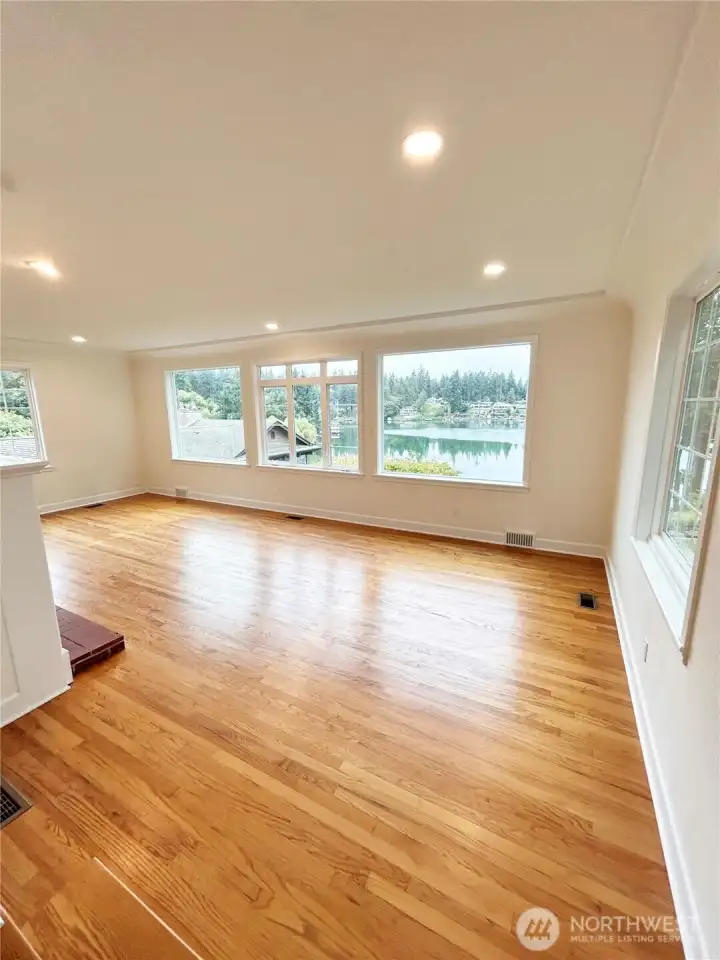 Bright living room thanks to windows on three sides, soak in the views.