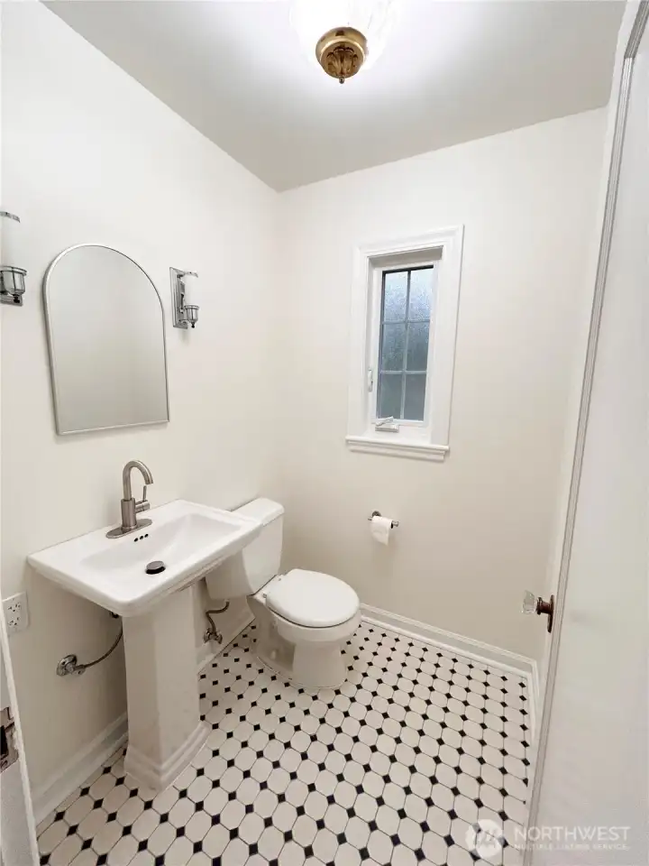 Main floor 1/2 bath