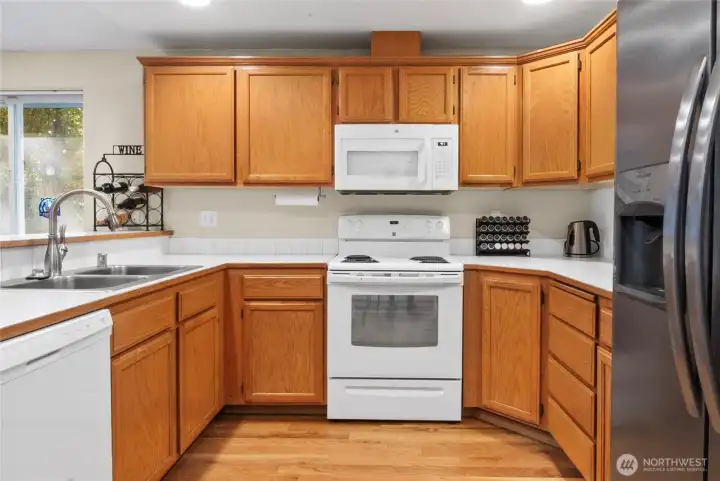 All kitchen appliances stay!