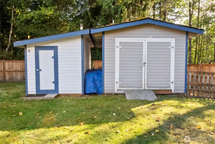 Sauna to the left and 12x12 shed to the right. Notice the large dog run that extends behind the shed.