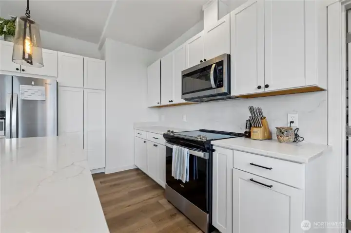 Beautiful cabinets and plenty of storage