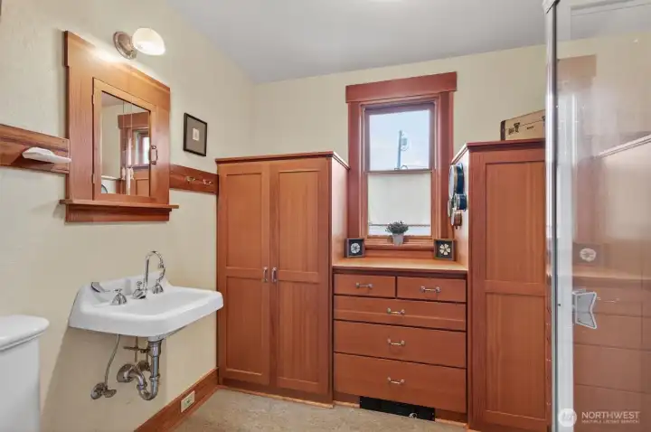 Beautiful built-in wardrobes in the bathroom