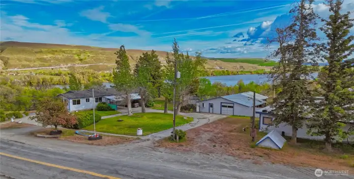 Located just 6.5 miles to Gamble Sands Golf Course & Resort, 8 miles to Lone Point Cellars for wine tasing and dining, and 7 miles to Columbia Cove Park for swimming or boat launching to the Columbia River