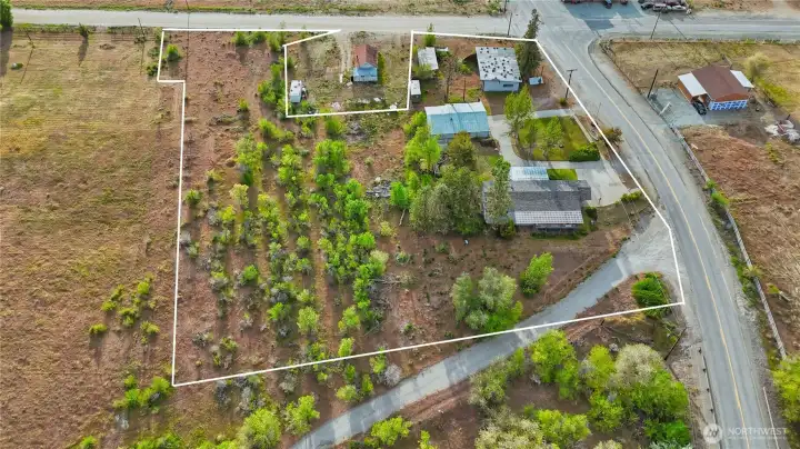 Without CCR restrictions, this property offers exceptional flexibility for a hobby farm or other possibilities. Lot lines are approximate and for visual purposes only. Recorded survey in supplements.