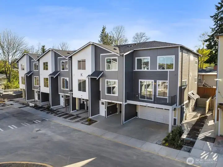 Photographs are for illustrative purposes only. Features, finishes, interior/exterior colors, landscaping and floorplan shown may vary from actual homes built