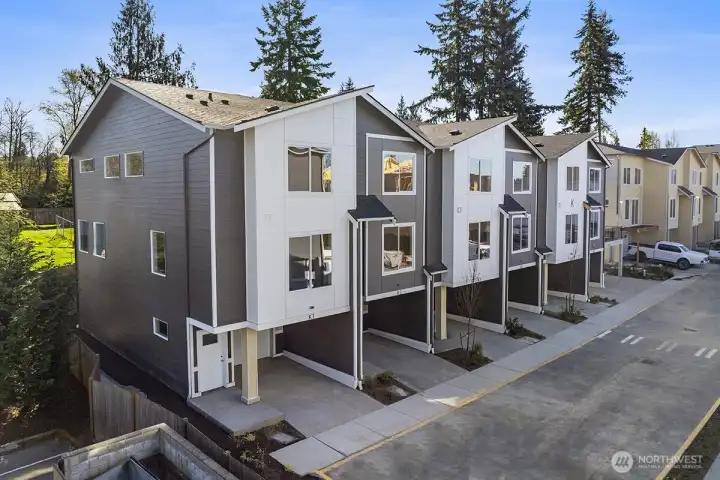 Photographs are for illustrative purposes only. Features, finishes, interior/exterior colors, landscaping and floorplan shown may vary from actual homes built