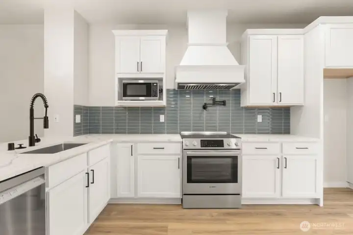 Photographs are for illustrative purposes only. Features, finishes, interior/exterior colors, landscaping and floorplan shown may vary from actual homes built