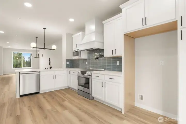 Photographs are for illustrative purposes only. Features, finishes, interior/exterior colors, landscaping and floorplan shown may vary from actual homes built