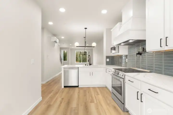 Photographs are for illustrative purposes only. Features, finishes, interior/exterior colors, landscaping and floorplan shown may vary from actual homes built