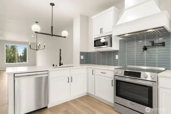 Photographs are for illustrative purposes only. Features, finishes, interior/exterior colors, landscaping and floorplan shown may vary from actual homes built