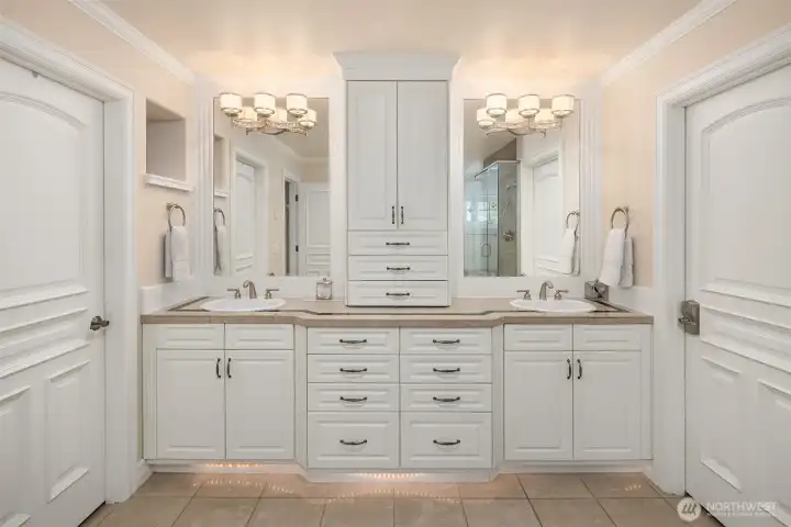 Twin walk in Closets, soaking Tub, tiled Shower~