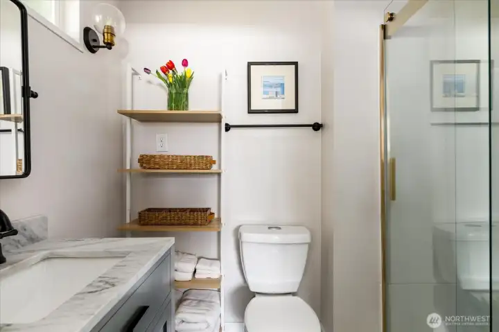 Beautifully remodeled en-suite bathroom