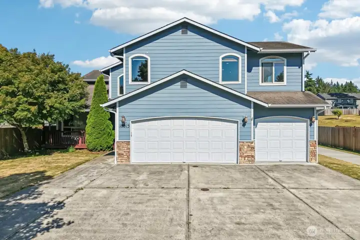 3 car garage and huge driveway
