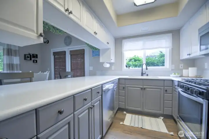 Truly oodles of cabinet storage in this kitchen... Truly oodles of cabinet storage in this kitchen...