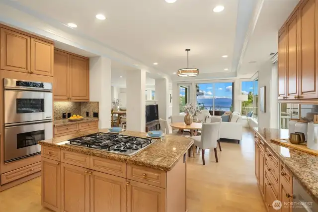 Treat the chef to Dacor double ovens & lake views while guests cozy up to the bar for a chat.