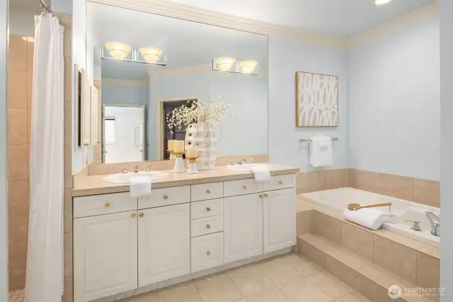 En-suite 5-piece with tile accents.