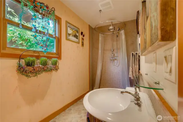 Main level 3/4 bath.