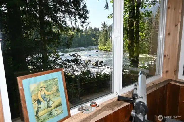 Work with a view ~ stunning scenery and reliable high-speed internet in one ideal location!