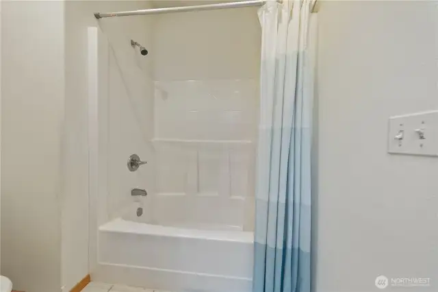 Hall or guest tub/shower.