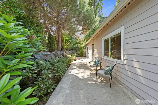 Beautiful backyard patio with plenty of room to barbecue and entertain. Landscaping maintained by the HOA.