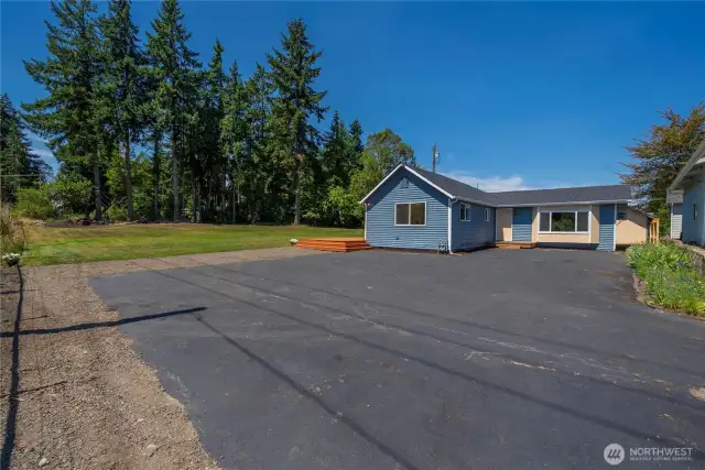 Big driveway to park a lot of cars.