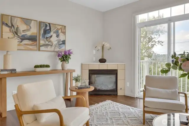Living room w/gas fireplace