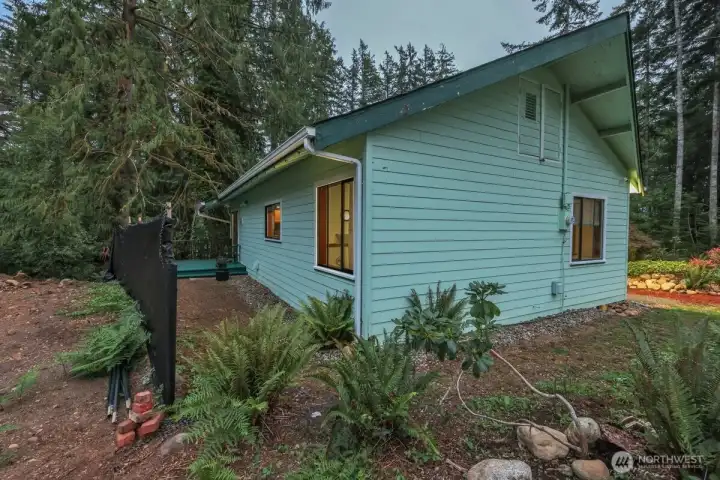 View of side yard leading to slider off of kitchen/dining area.