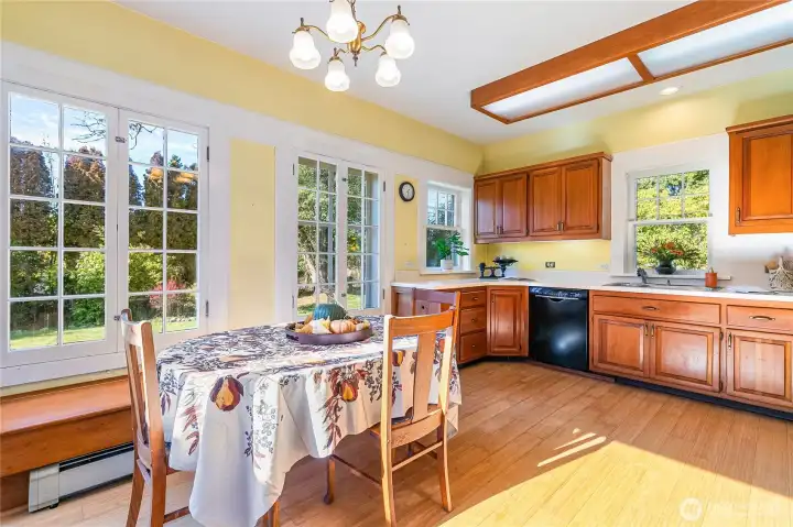 This kitchen offers abundant cupboard space and generous countertops, giving even the most accomplished chefs plenty of room to create and entertain with ease.