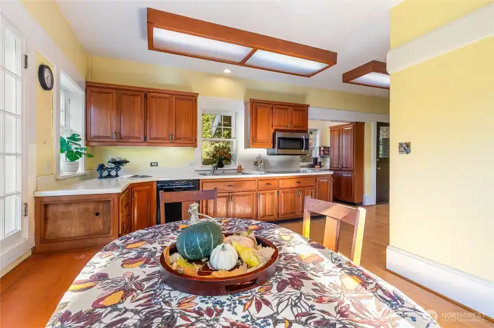 This kitchen offers abundant cupboard space and generous countertops, giving even the most accomplished chefs plenty of room to create and entertain with ease.