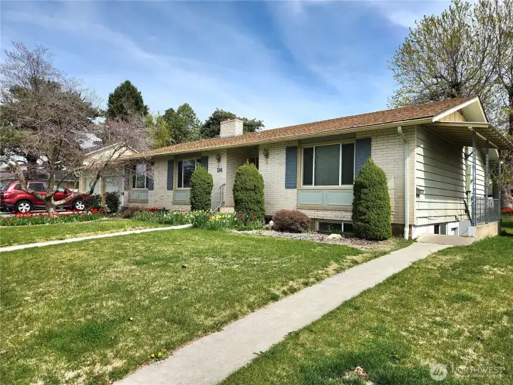 One apt entrance to right