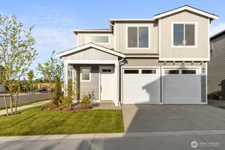 Photographs are for illustrative purposes only. Features, finishes, interior/exterior colors, landscaping and floorplan shown may vary from actual homes built