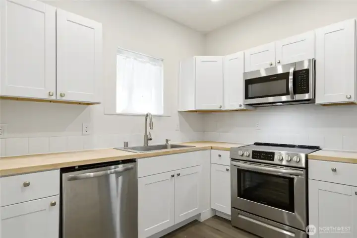 All matching stainless steel appliances