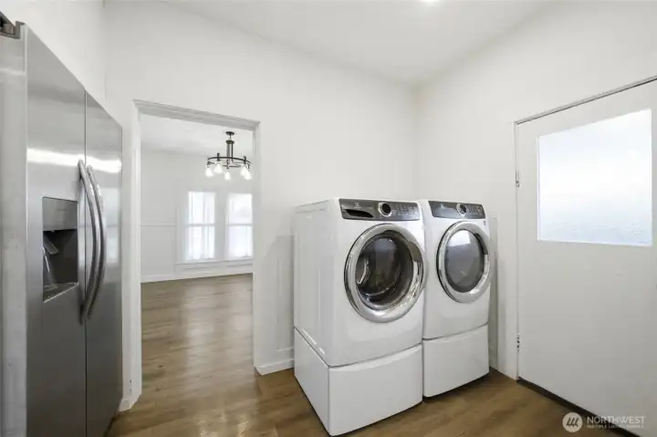 Electrolux Washer/Dryer with storage lifts stay with home