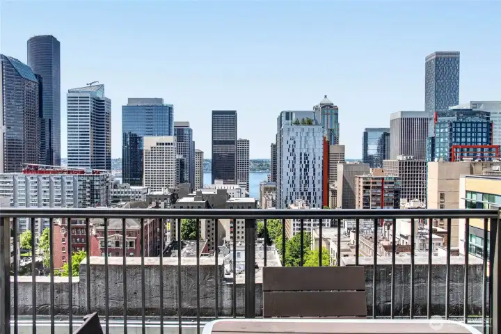 Head to the roof top deck to take in 360 degree city, territorial, lake, mountain, and sound views!
