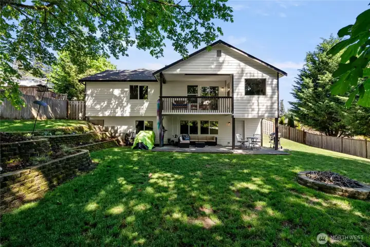 Tons of room for gardening and entertaining. Tons of room for gardening and entertaining.
