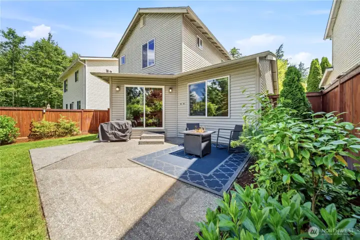 Large back patio with gas BBQ hook up and room for entertaining! Large back patio with gas BBQ hook up and room for entertaining!