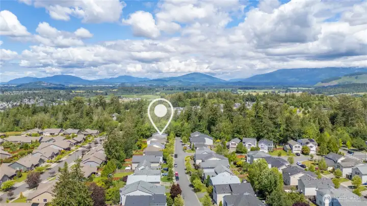 Located near many amenities! Located near many amenities!