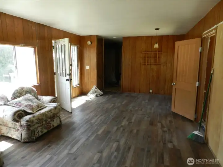 ENTRY/LIVING ROOM ENTRY/LIVING ROOM