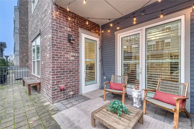 Relax with a favorite beverage on this spacious patio that walks right out onto main street.  Makes heading out for a walk on the waterfront a breeze.