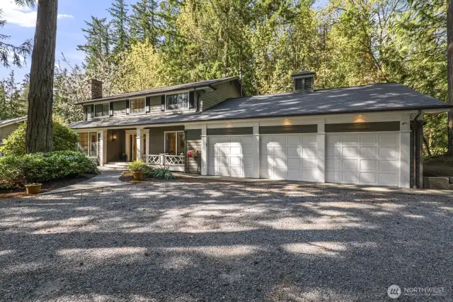 Excellent Location on Top of Hollywood Hill on a quiet, serene shy acre this 2880* sq ft home boasts 4 bedrooms (the primary on the main and 2nd en-suite upstairs), 3.5 bathrooms, large bonus room with a vaulted ceiling with a kitchenette and large 3 car garage.