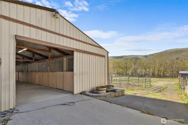 7 stall barn that's ready to move your horses in!