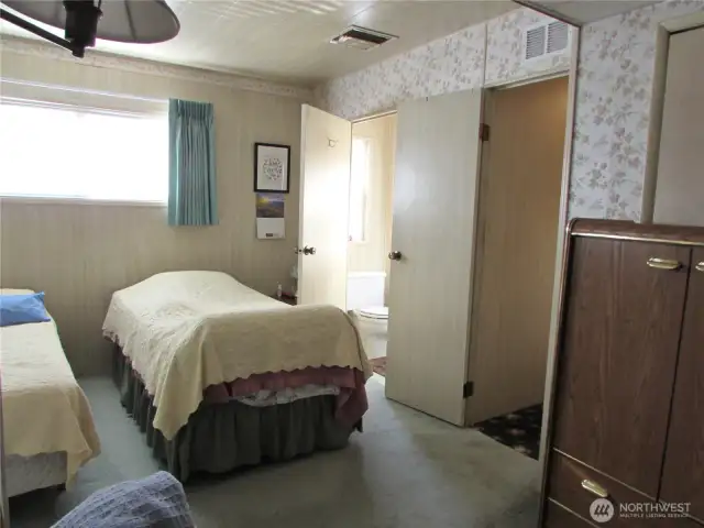 1/2 BATH FOR PRIMARY BEDROOMS USE.