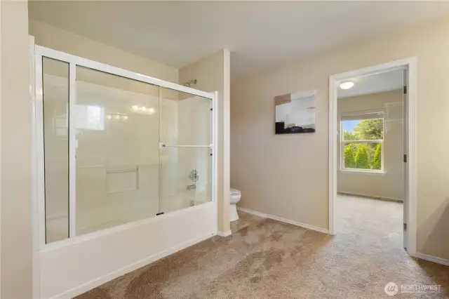 Large tub/shower in the primary bathroom