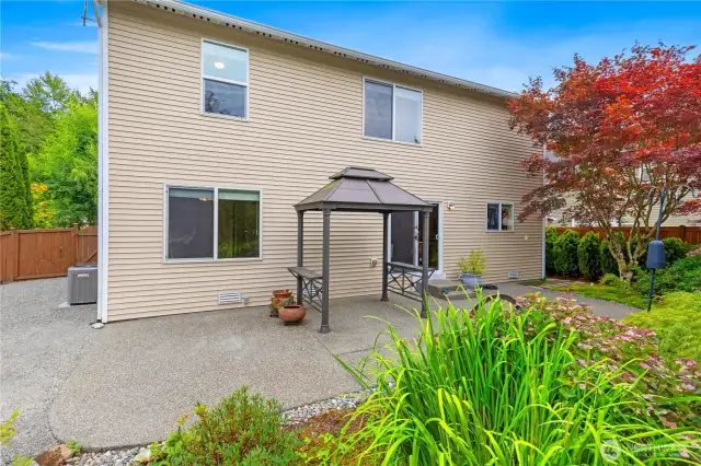 Nice generous side yard with gate - tuck your boat or camper here