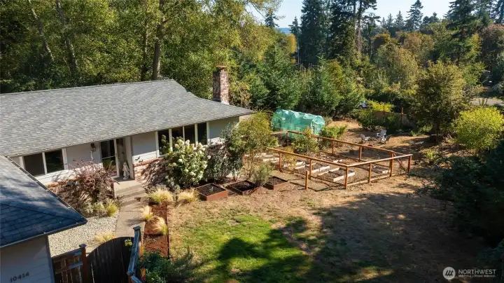 Great corner lot for gardenening, farming and animals!